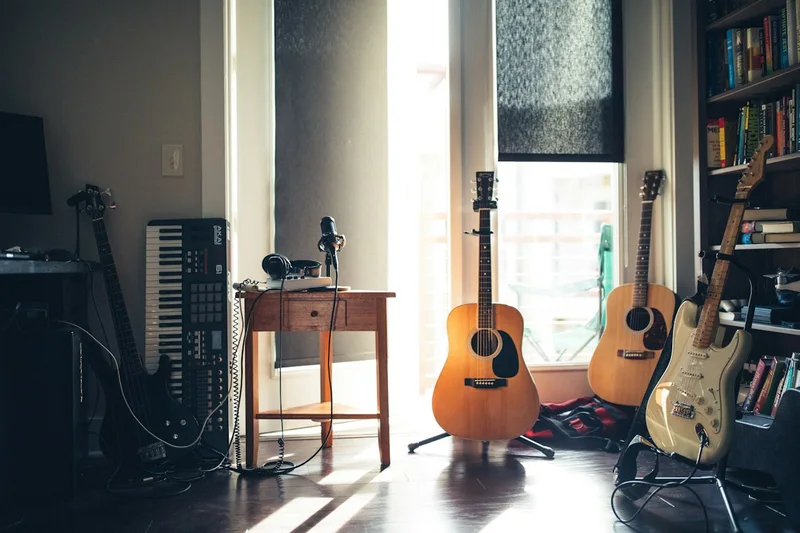 Instrumentos musicais em um espaço de criação.