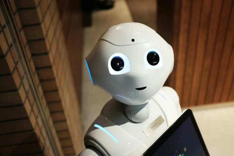 Robô em um ambiente de tecnologia.