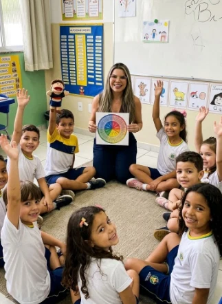 Educadora e crianças reunidas em roda durante uma atividade.