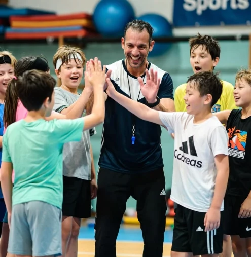 Grupo de crianças e um adulto celebrando uma atividade esportiva.